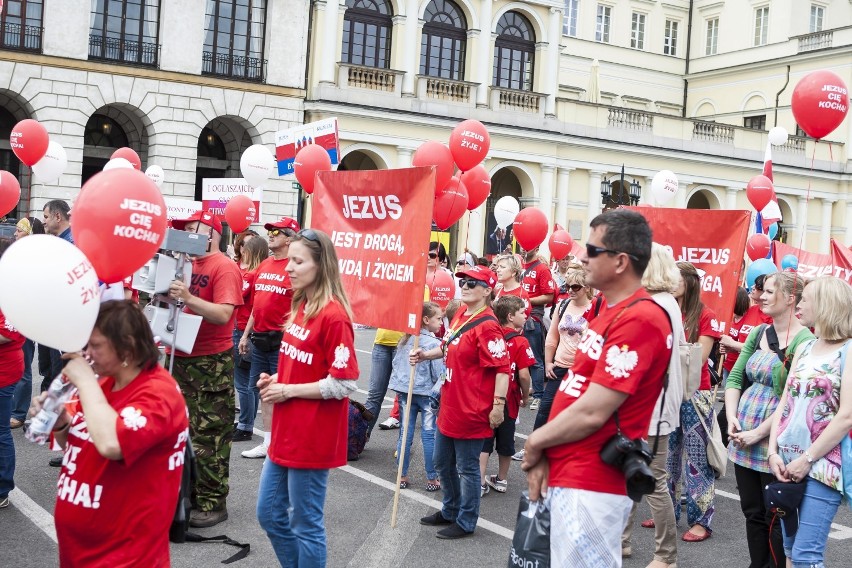 Marsz dla Jezusa przeszedł ulicami Warszawy [ZDJĘCIA]