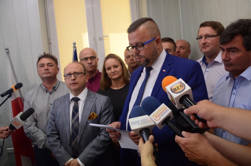Radni klubu PiS z gminy Bełchatów złożyli zawiadomienie do Prokuratury Krajowej na byłego wójta i jego urzedników