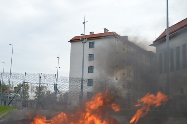 Pożar i próba odbicia więźnia w Areszcie Śledczym w Piotrkowie. Tak wyglądały ćwiczenia służby więziennej, strażaków i policji