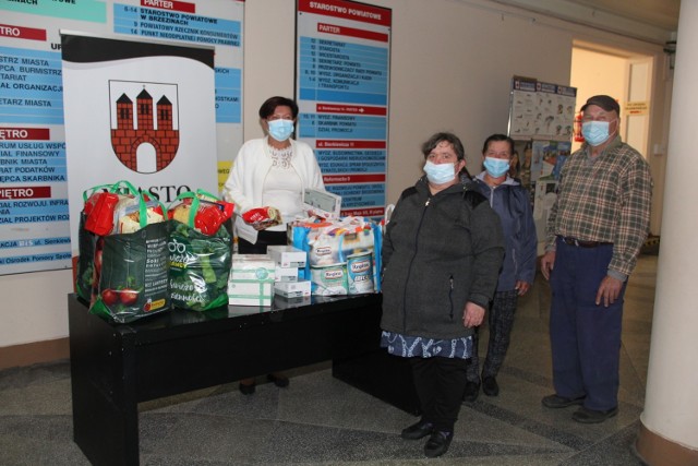 Przez kilka kolejnych dni burmistrz Ilona Skipor sama wydawała paczki oraz maski, rękawiczki i środki czystości.