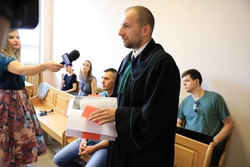 Adwokat Mariusz Lewandowski reprezentuje w sądzie...
