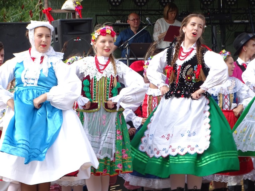 Zespół Tańca Ludowego Swojacy na dożynkach parafialnych w Wierzbnie
