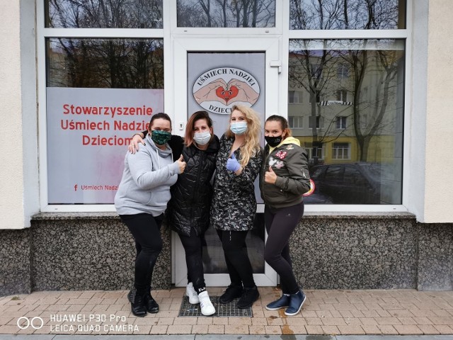 Oto część 10-osobowej ekipy, która udziela się w Stowarzyszeniu Uśmiech Nadziei Dzieciom w Bydgoszczy. Trwa akcja Onkomikołaje. - Jeśli możesz, dołącz do nas - zachęcają wolontariuszki