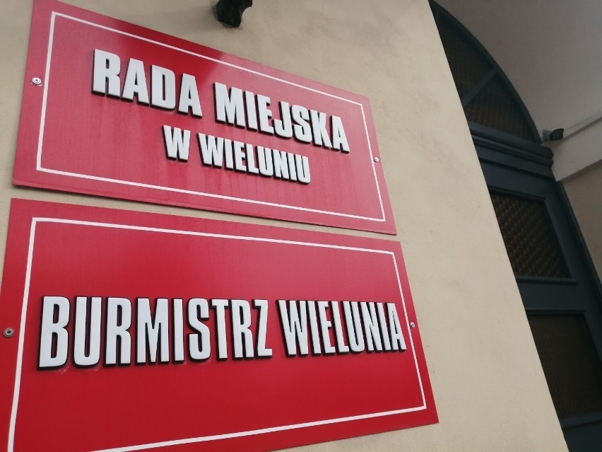Jarosław Rozmarynowski nie był już radnym, a głosował. Wojewoda skarży do sądu uchwały Rady Miejskiej w Wieluniu