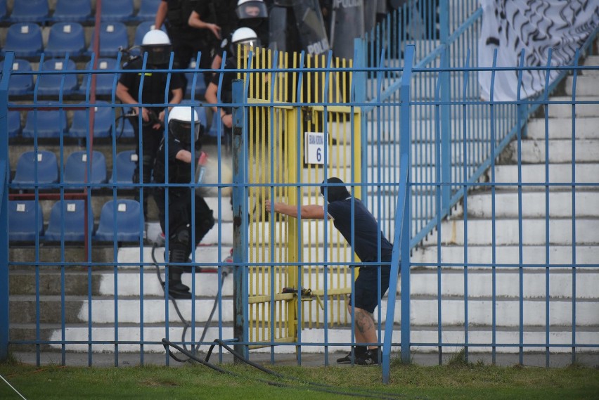 Pseudokibice starli się z służbami porządkowymi. Policja...