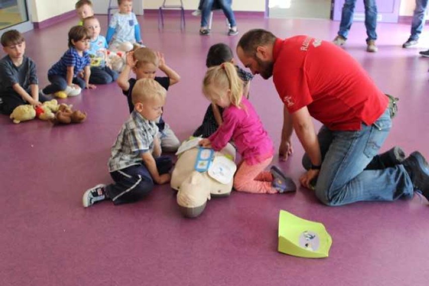 Przedszkolaki z Dobroszyc uczyły się pierwszej pomocy od ratowników z GKN