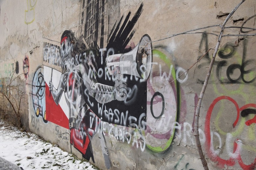 Ktoś popisał mural komentujące Strajki Kobiet w Polsce.