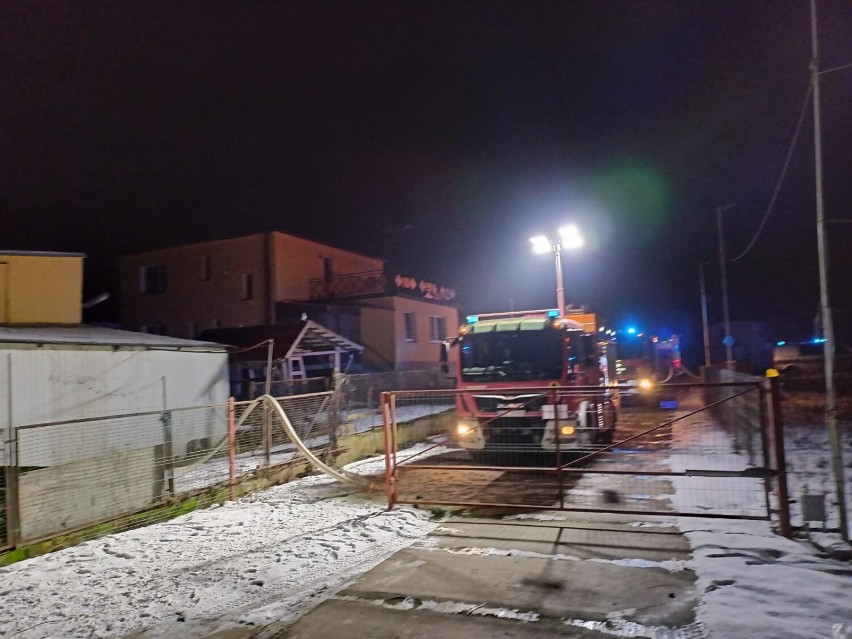 Pożar budynku w Szamotułach. Z ogniem walczyło 7 zastępów strażaków [FOTO]