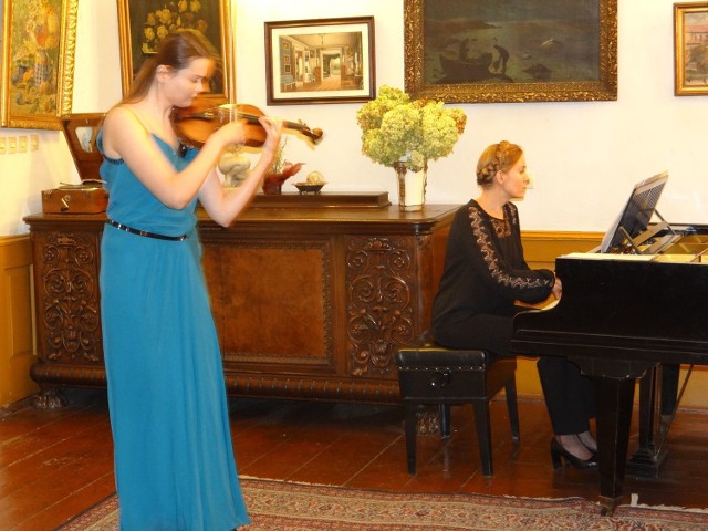Cykl koncertów Muzyka u Konstancji w Skierniewicach organizowany jest przez Izbę Historii Skierniewic. W niedzielę 25 października wystąpiła skierniewiczanka Magdalena Wiśniewska – skrzypce oraz Elżbieta Budnik – fortepian.