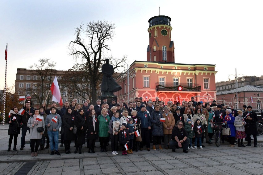 Zobacz kolejne zdjęcia. Przesuwaj zdjęcia w prawo - naciśnij...