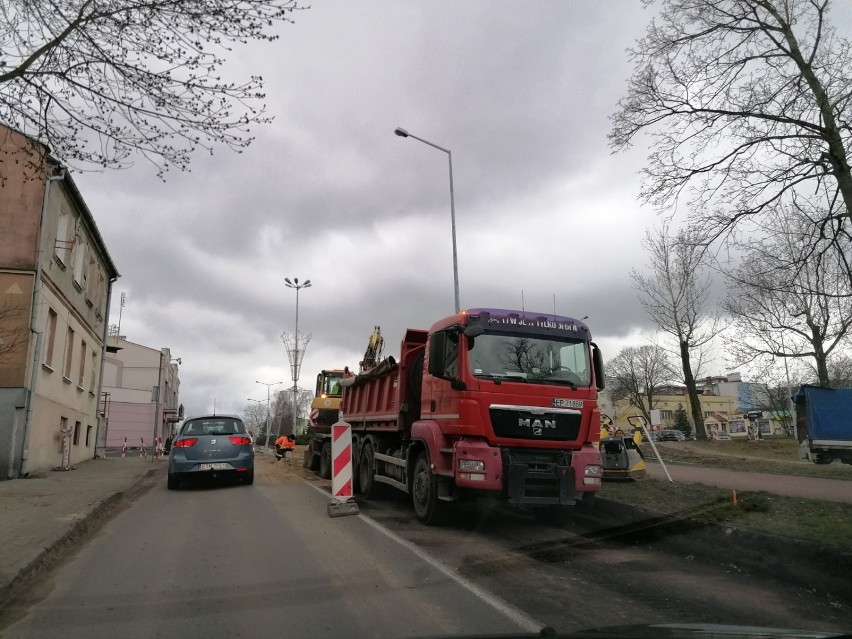 Przebudowa drogi 713 przez Tomaszów. Trwają prace przy przebudowie Ronda Dmowskiego [ZDJĘCIA]