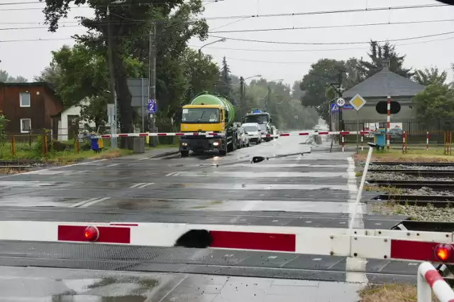 O temacie kłopotliwych przejazdów kolejowych w Rembertowie pisaliśmy już na początku sierpnia Do tej inwestycji miasto przymiera się już od paru lat. Wciąż nie znikają korki przy przejazdach kolejowych w Rembertowie i Wesołej. Od zawarcia porozumienia między kolejarzami a stołecznym ratuszem na współfinansowanie tej inwestycji minęły prawie 4 lata. Wygląda na to, że mieszkańcy na rozwiązanie problemów związanych z przejazdami kolejowymi jeszcze trochę poczekają. Prawdopodobnie co najmniej dwa lata. Szczegóły:tutaj