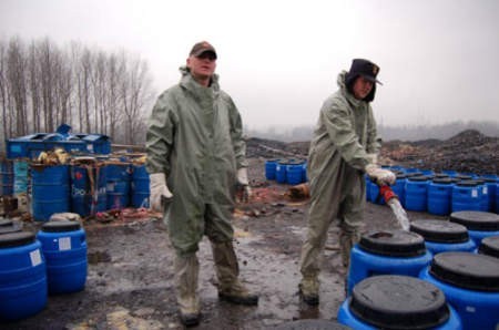 Neutralizacja niebezpiecznych odpadów trwała kilka godzin. W akcji brali udział Tomasz Dorożyński i Jan Snurawa z zabrzańskiej straży pożarnej.