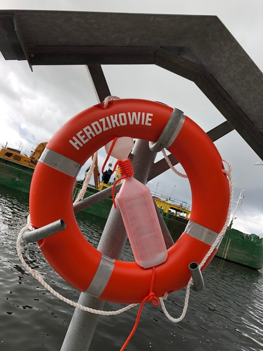 Nad kanałem w Darłowie zawisło 46 kół ratunkowych. Świetna inicjatywa Daniela Frącza  [ZDJĘCIA]