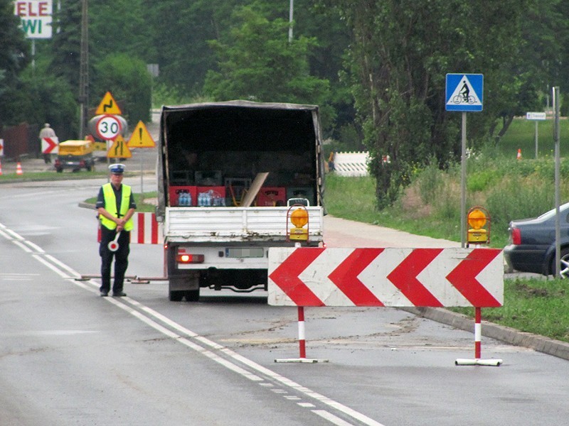 Kalisz: Awaria wodociągów na Podmiejskiej zatrzymała samochody. UWAGA NA OBJAZDY!