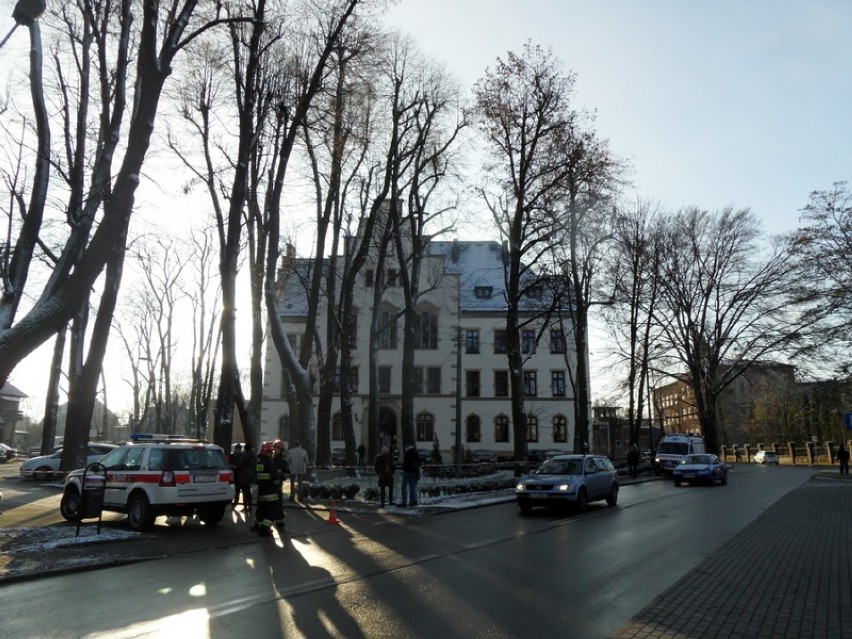 Alarm bombowy w Sądzie Rejonowym w Lublińcu. Ewakuowano 50 osób [ZDJĘCIA]