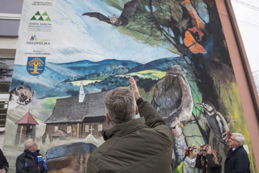 Odsłonięcie muralu na budynku Publicznej Szkoły Podstawowej...