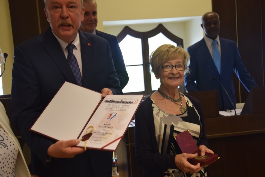 Stargard. Medal dla pani doktor. Maria Lisowska odebrała go dziś na sesji rady miejskiej   