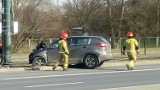 Kraków. Wypadek na Grota-Roweckiego samochód uderzył w słup trakcji, kierowca był reanimowany