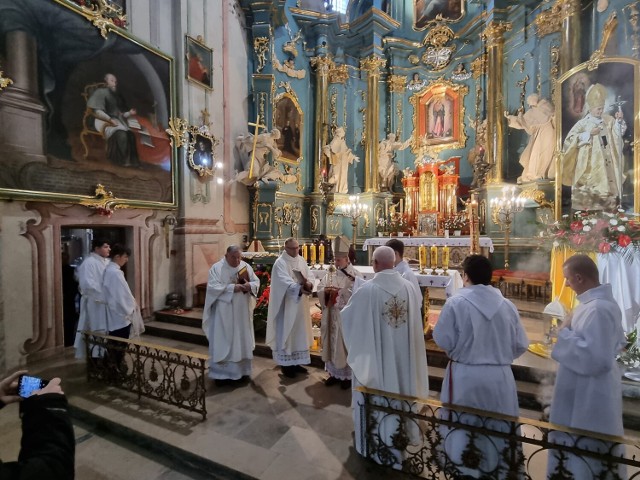 Uroczystość wprowadzenia relikwii i poświęcenie obrazu Jana Pawła II w kościele ojców franciszkanów w Przemyślu.