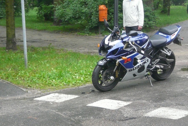 Wypadek na św. Antoniego w Tomaszowie: Motocyklista zderzył się z bmw  [ZDJĘCIA]