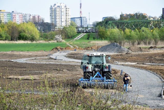 Budowa parku 800-lecia w Opolu. Na terenie obejmującym I etap prac powstała już część nowych alejek spacerowych, kolejne są w realizacji bądź na nią czekają. Trwają też roboty gruntowe pod nasadzenia roślinności. Ratusz informuje, że w parku nasadzonych będzie blisko 2,7 tys. drzew. Pierwsze są już w ziemi.

W parku 800-lecia Opola przy alejkach staną ławki, będzie też nocne oświetlenie. Na miejscu zaplanowany jest Gaj Drzew Pamięci, pod okolicznościowe nasadzenia pamiątkowych drzew. Inwestycja kosztuje około 10 mln zł i ma być zakończona jesienią tego roku.