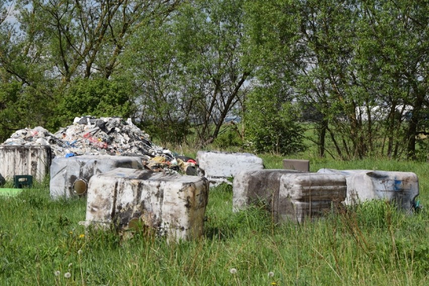 Ekologiczna bomba w Lęborku. Tysiące opon, do tego beczki, gruz, części aut na miejskiej działce  [ZDJĘCIA]