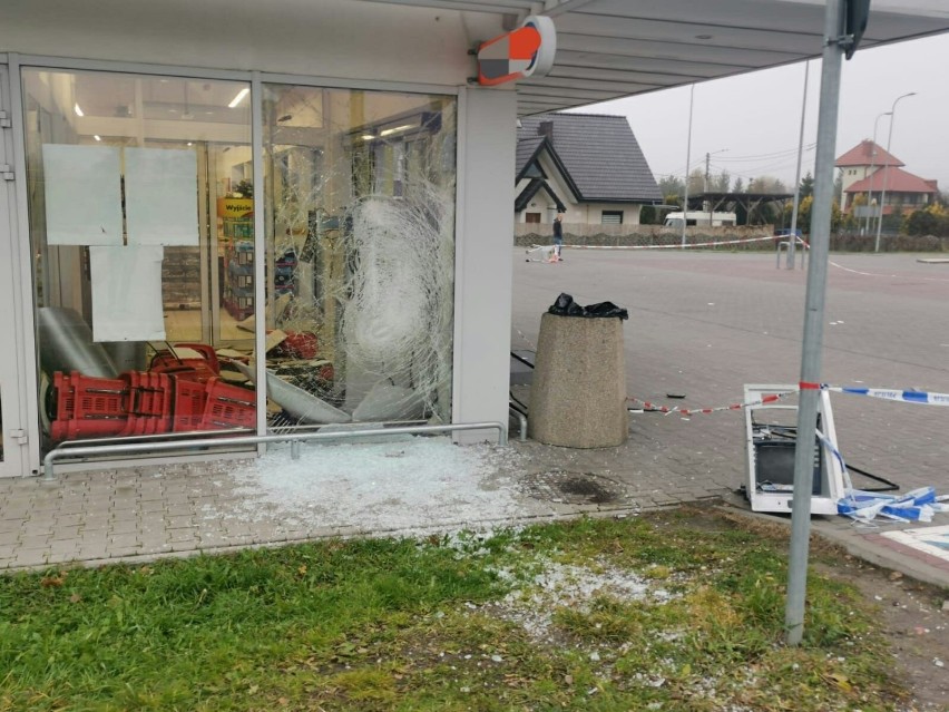 Bankomat eksplodował uszkadzając witryny sklepu