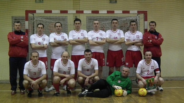 Reprezentacja Polski Księży w koszulkach z orzełkiem