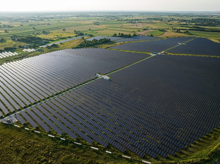 W Rzezawie na 50 ha otwarto farmę fotowoltaiczną o mocy 60 MW. Wytwarza ona prąd dla 80-tysięcznego miasta