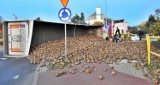Buraki zatarasowały ul. Nową w Nakle. To efekt wywrócenia się tira z naczepą [zdjęcia]