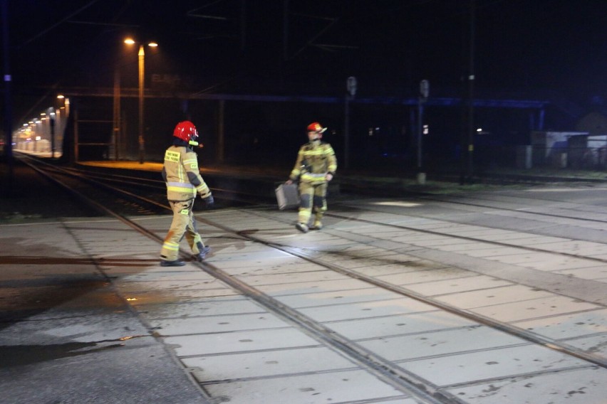 Pożar samochodu osobowego na torach kolejowych w centrum...