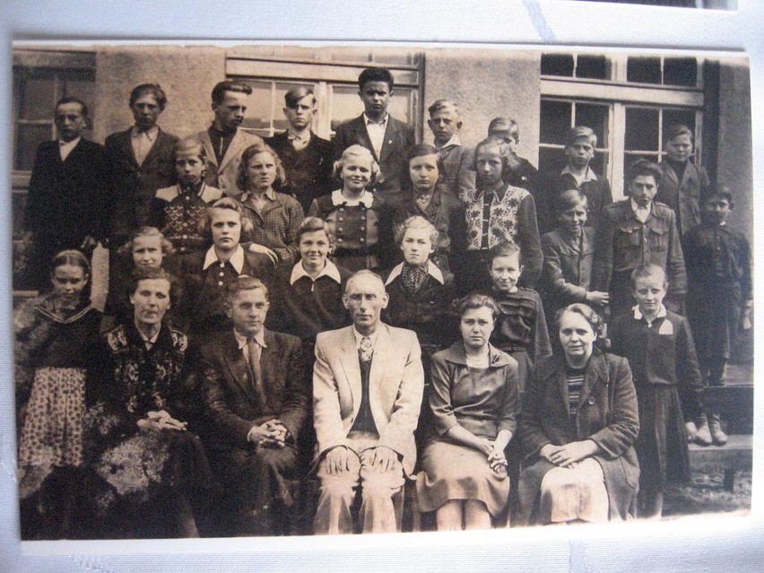 Absolwenci z 1953 roku szkoły podstawowej w Psarach...