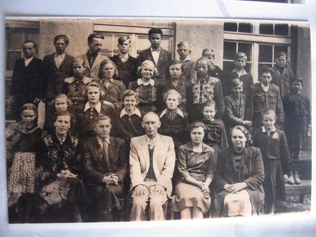 Absolwenci z 1953 roku szkoły podstawowej w Psarach Polskich.