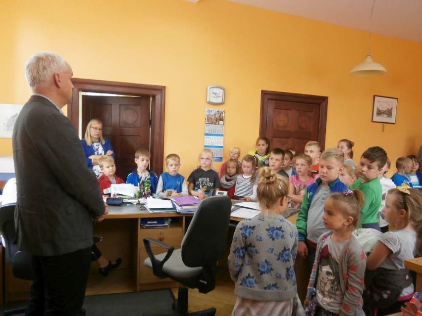 Grodzisk: Dzieci zwiedzają urząd miasta FOTO