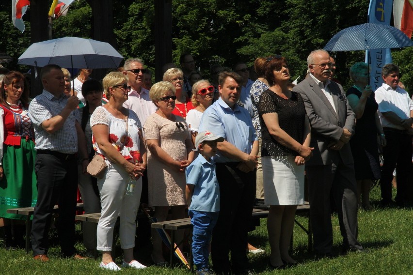 XIII Jarmark Świętokrzyski na Świętym Krzyżu. Regionalne potrawy, występy artystyczne i wiele atrakcji [WIDEO, zdjęcia]