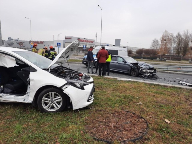 Dwa samochody, toyota i bmw zderzyły się nieopodal ronda kozienickiego w Radomiu.
