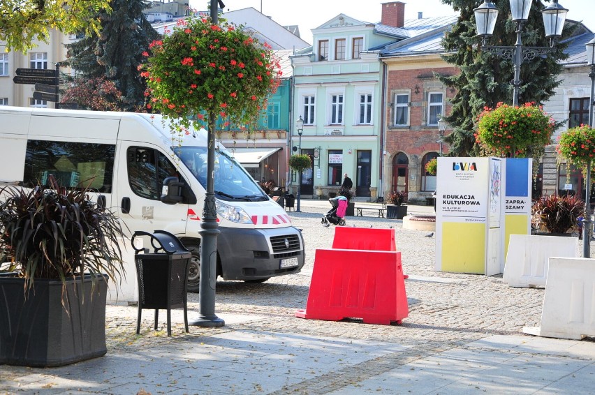 Samochody jeżdżą przez rynek w Krośnie. Taką zmianę w ruchu wymusił remont ul. Piłsudskiego. Są utrudnienia na Starówce
