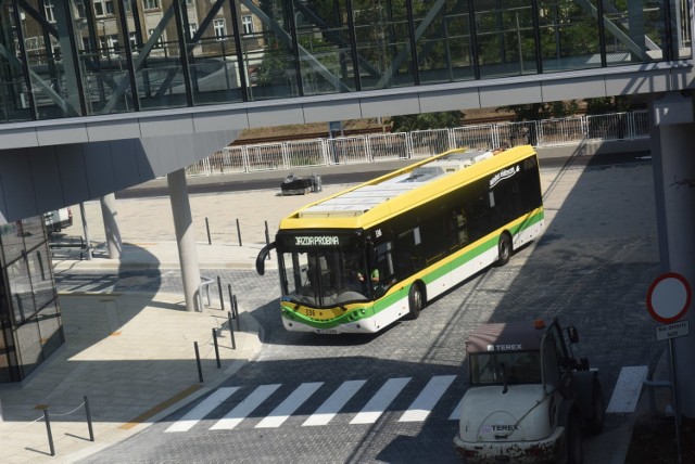 Pasażerowie mogą skorzystać na trasach z nowoczesnych autobusów elektrycznych.
