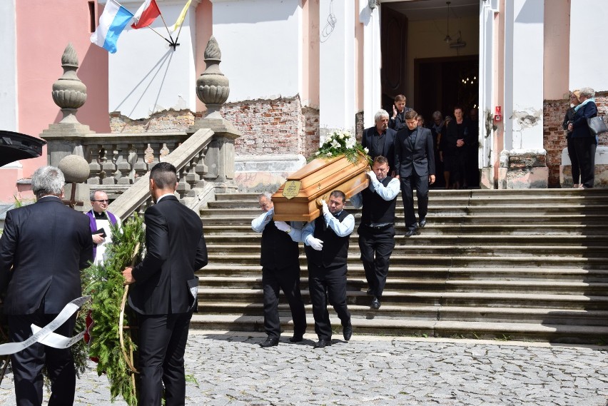 Suwałki. W strugach deszczu krewni, przyjaciele i znajomi pożegnali śp. Jadwigę Olbryś [Zdjęcia]