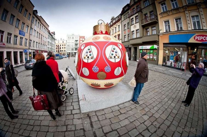 Gigantyczna bombka już stoi w Rynku w Świdnicy (ZDJĘCIA)