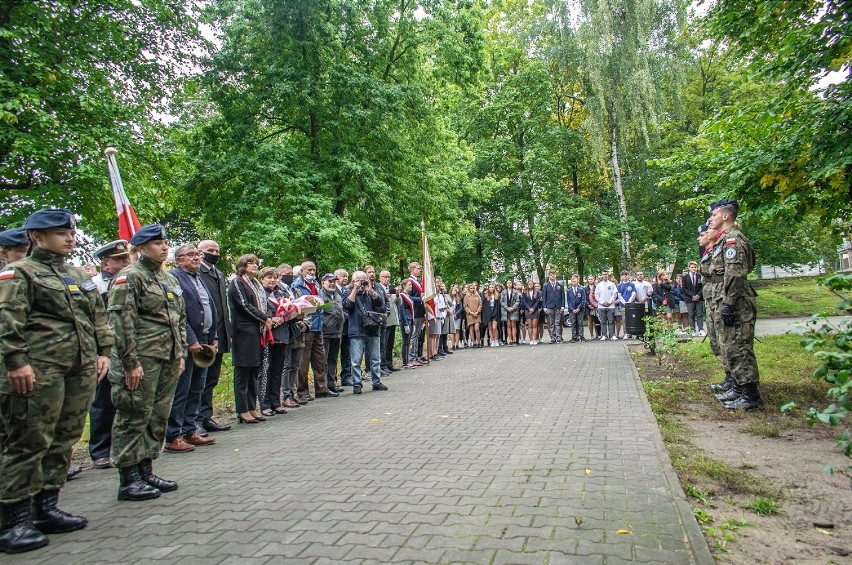 Pomnik poświęcony tomaszowianom - budowniczym Polski morskiej stanął przy ul. Ligi Morskiej i Rzecznej w Tomaszowie [ZDJĘCIA]