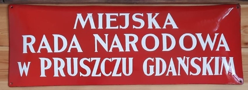 Tablice historyczne znalezione w Pruszczu. Wisiały na budynkach urzędowych w czasach PRL, PZPR