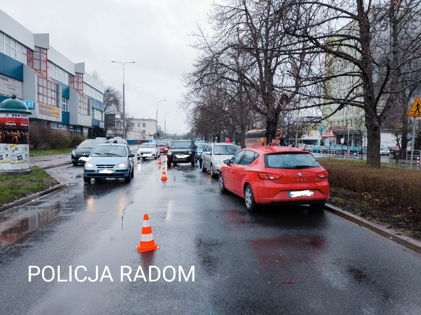Wypadek na ulicy Beliny - Prażmowskiego w Radomiu. Zderzyły się trzy auta. Jedna osoba ranna