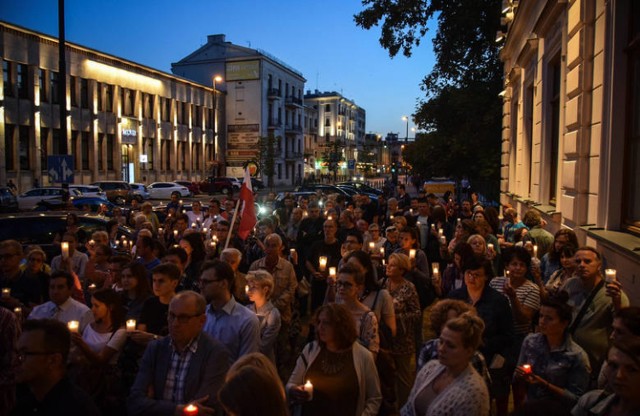 Akcja protestacyjna od kilku dni trwa w całej Polsce. Na zdjęciu lubelski "Łańcuch Światła"