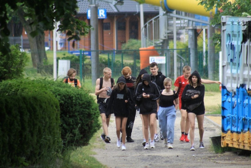 Relaks nad Zalewem Zemborzyckim przerwany przez obfite opady deszczu. Ul. Głęboka w Lublinie zamieniła się w rzekę. Zobacz zdjęcia i wideo