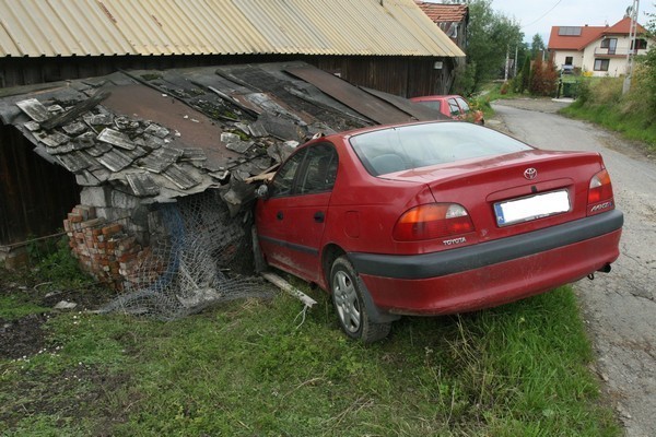 Samochód zjechał z góry prosto w dom [ZDJĘCIA]