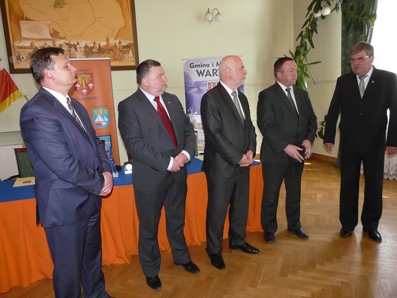 Porozumienie podpisali: Dariusz Olejnik - starosta...