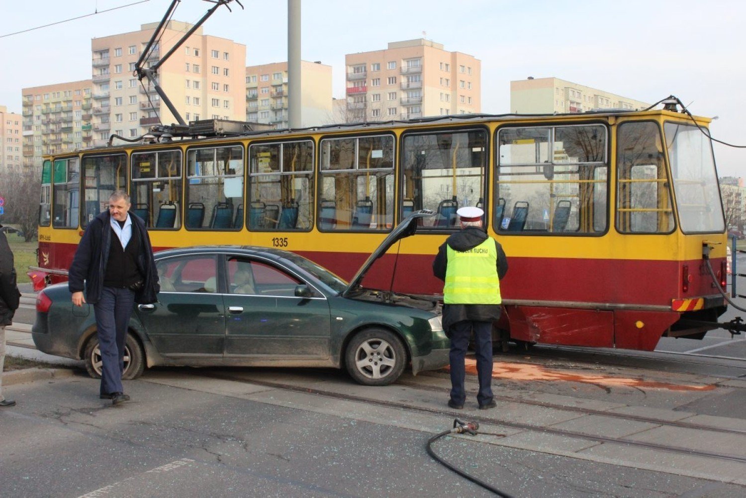 Wypadek na Rondzie Sybiraków w Łodzi. Samochód zderzył się