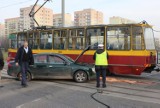 Wypadek na Rondzie Sybiraków w Łodzi. Samochód zderzył się z tramwajem